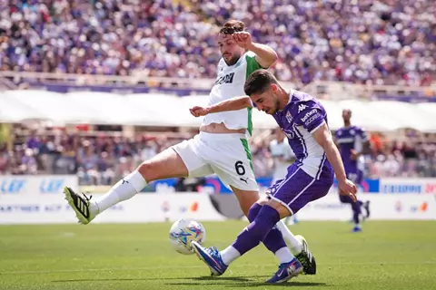 الدوري الإيطالي.. كومو يصعق جنوى بثنائية.. وفيورنتينا يواصل التعثر
